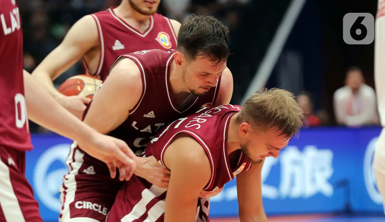 Meski kalah dari Kanada, timnas basket Latvia juga lolos ke babak selanjutnya sebagai sebagai runner up grup. (Liputan6.com/Helmi Fithriansyah)