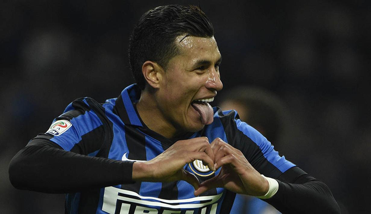 5. Jeison Murillo, bek Inter Milan ini menjadi rebutan dari Everton dan Stoke seperti dikabarkan Corriere dello Sport. Musim lalu pria Kolombia itu tampil baik dengan berhasil menang 64 kali duel udara dalam 110 kesempatan. (AFP/Olivier Morin)