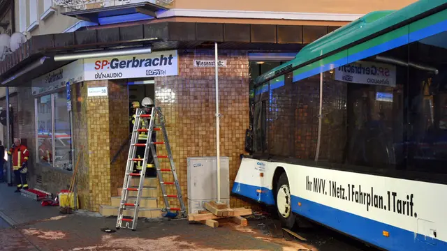 Bus Sekolah di Jerman Tabrak Toko