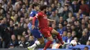 Penyerang Liverpool, Mohamed Salah mengontrol bola dari kawalan bek Chelsea, Marcos Alonso selama pertandingan lanjutan Liga Inggris di Stadion Stamford Bridge, London (22/9/2019). Liverpool menang tipis atas Chelsea 2-1. (AP Photo/Matt Dunham)