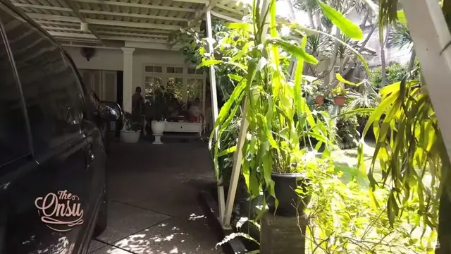 Rumah Ibunda Ivan Gunawan