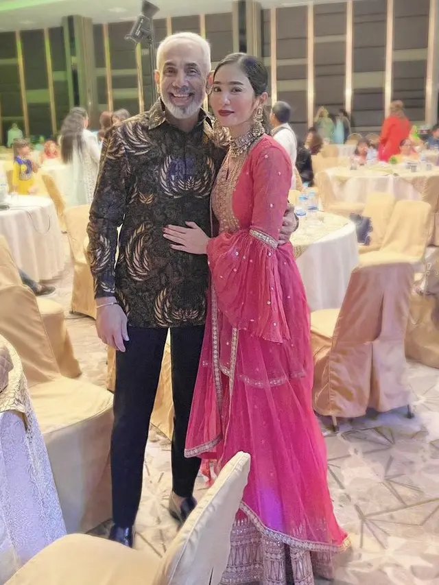 Bunga Zainal Mengenakan kain sari India