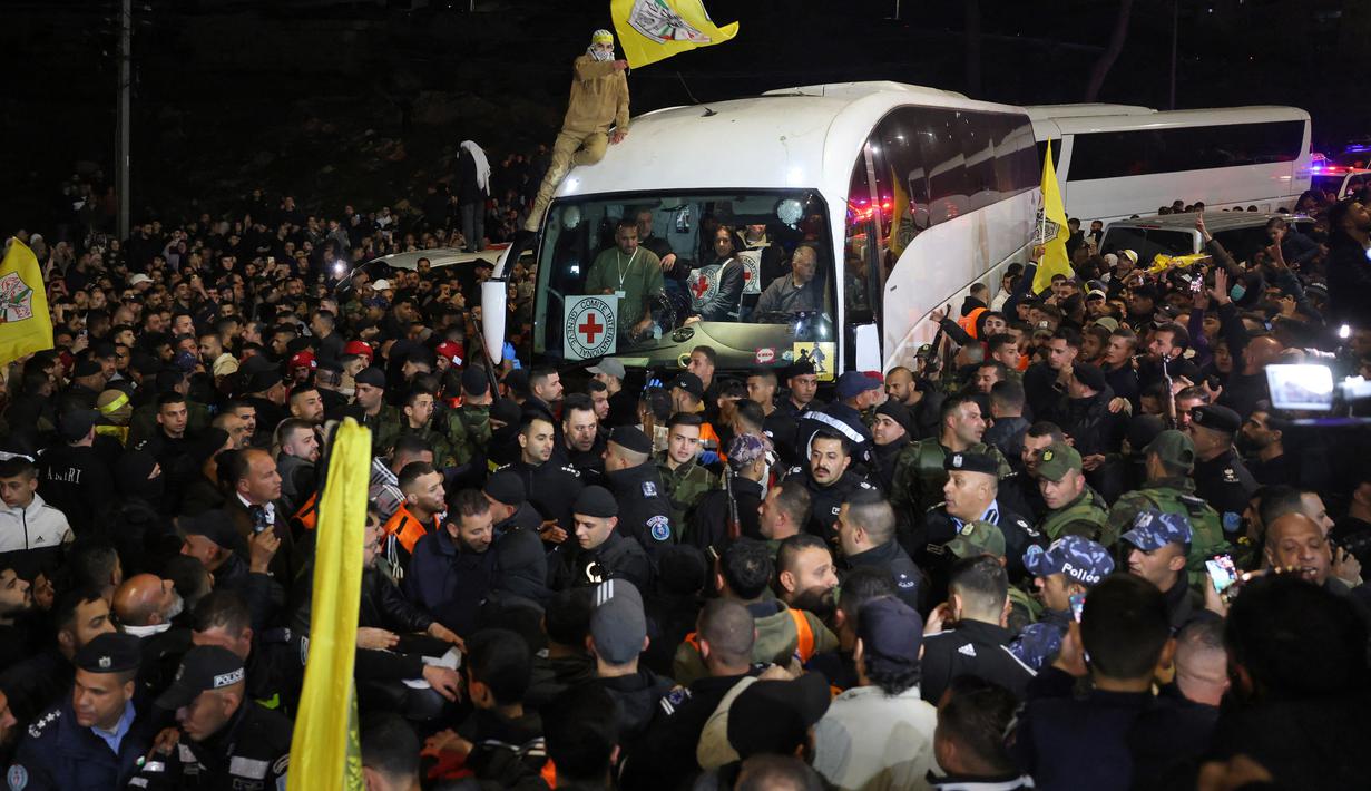 Tahanan Palestina dibebaskan oleh Israel sesaat setelah milisi Hamas melepas tiga sandera Israel yang ditahan di Gaza. (Ahmad GHARABLI/AFP)