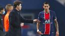 Pelatih Paris Saint-Germain (PSG), Mauricio Pochettino, memberikan arahan kepada Angel Di Maria saat melawan Brest pada laga Liga Prancis di Stadion Parc des Princes, Sabtu (9/1/2021). PSG menang dengan skor 3-0. (AP Photo/Francois Mori)