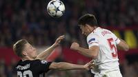 Duel pemain Manchester United, Scott McTominay (kiri) dan pemain Sevilla, Clement Lenglet pada laga 16 besar Liga Champions di Ramon Sanchez Pizjuan stadium, Seville, (21/2/2018). Babak pertama berakhir imbang 0-0. (AFP/Jorge Guerrero)