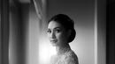 Mikha Tambayong nampak anggun dalam kebaya modifikasi dan kain songket sebagai bawahan [instagram/miktambayong]