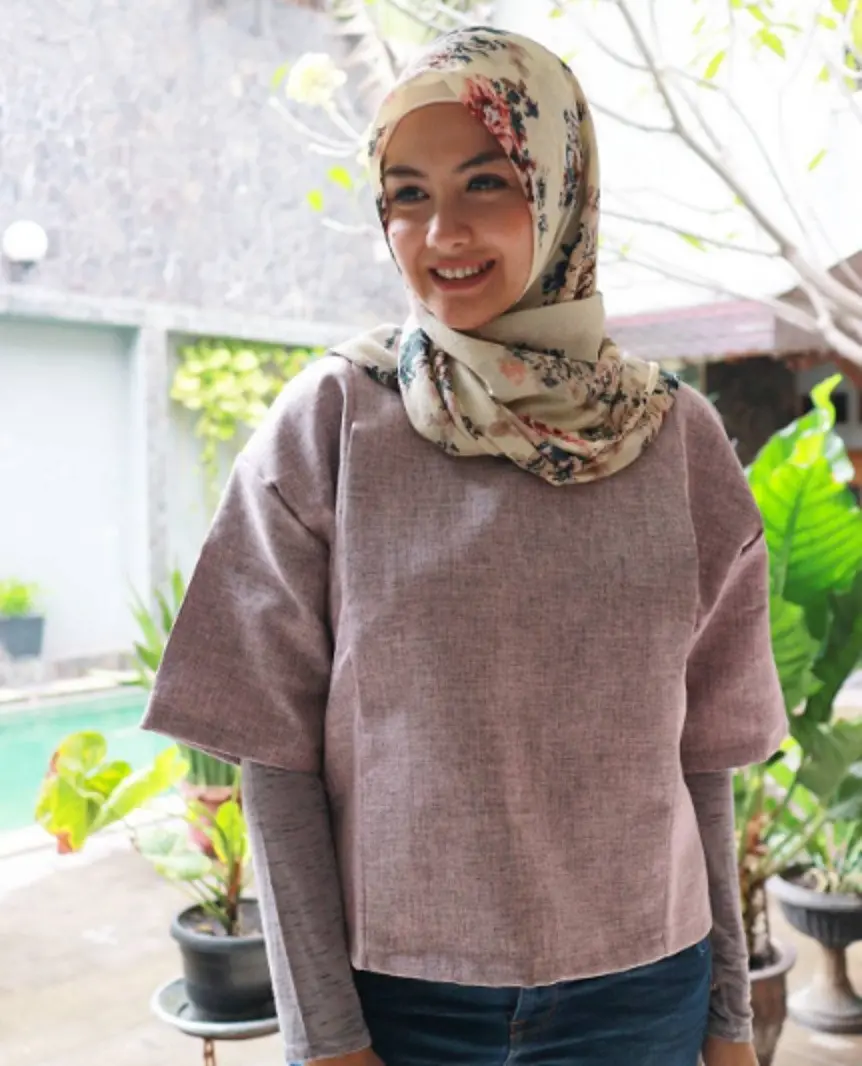 Berhijab, namun urusan busana Revalina S Temat tidak ketinggalan. (Instagram @vatemat)