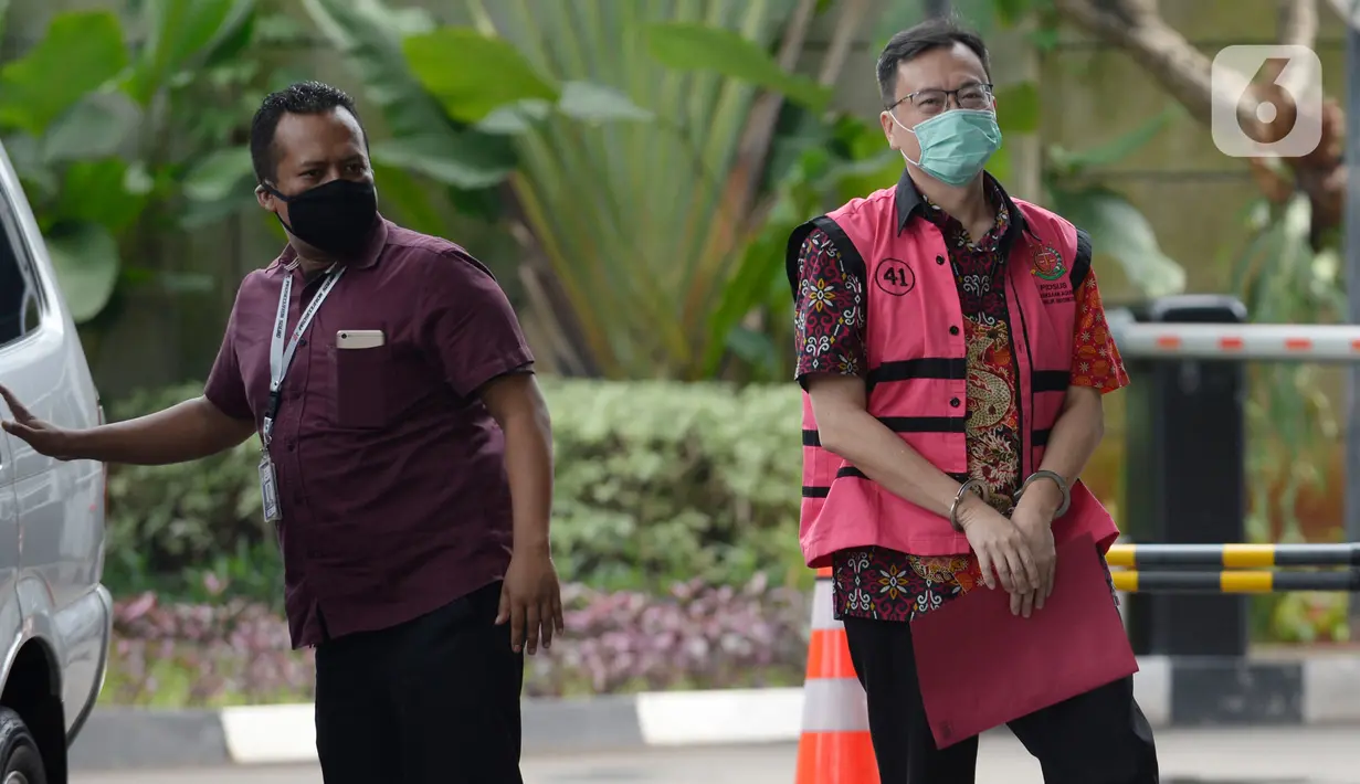 Komisaris PT Hanson International Tbk (MYRX), Benny Tjokrosaputro tiba di Gedung KPK, Jakarta, Kamis (19/3/2020). Benny diperiksa sebagai tersangka kasus  korupsi di PT Asuransi Jiwasraya (Persero) diperkirakan kerugian negara mencapai Rp 13,7 triliun. (merdeka.com/Dwi Narwoko)