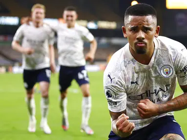Striker Manchester City, Gabriel Jesus, melakukan selebrasi usai mencetak gol ke gawang Wolverhampton Wanderers pada laga Liga Inggris di Stadion Molineux, Senin (21/9/2020). Manchester City menang dengan skor 3-1. (Marc Atkins/Pool via AP)
