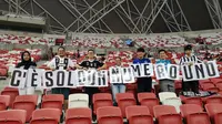 Fans Juventus memberikan dukungan untuk kiper PSG, Gianluigi Buffon di Singapura. (Liputan6.com/Thomas)