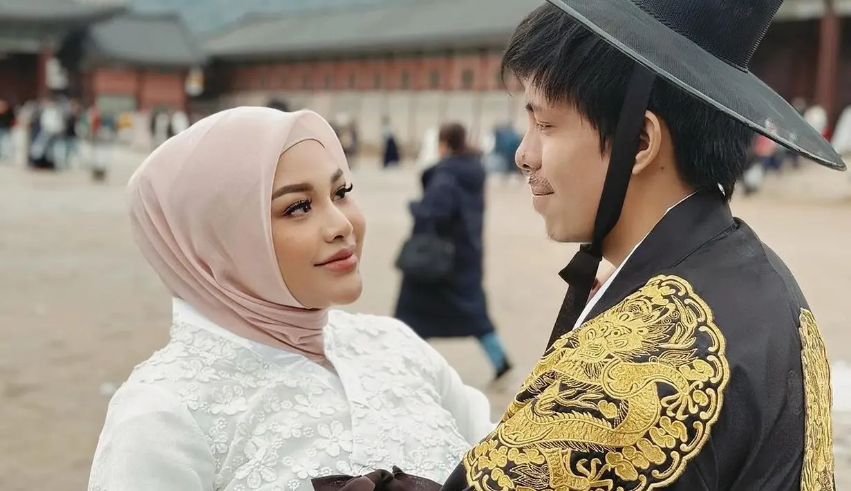 Tak kalah romantis, Atta Halilintar dan Aurel Hermansyah kenakan hanbok dengan nuansa hitam putih [@aurelhermansyah]