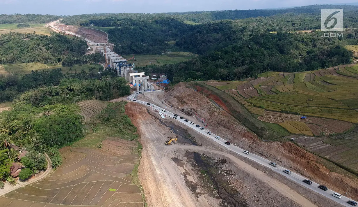 Foto udara antrean kendaraan pemudik saat melintasi tanjakan Jembatan Kali Kenteng di ruas tol fungsional Salatiga-Kartasura, Kab Semarang, Jateng, Selasa (12/6). Kepadatan karena pengguna jalan harus bergantian melewati. (Liputan6.com/Arya Manggala)