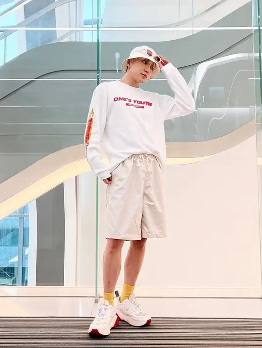 Gaya OOTD Kang Seung Yoon satu ini terlihat begitu sederhana namun memberikan kesan sporty. Memakai busana bernuansa putih dan detail merah, penampilan pria yang akrab disapa Yoon ini banjir pujian. (Liputan6.com/IG/@w_n_r00)