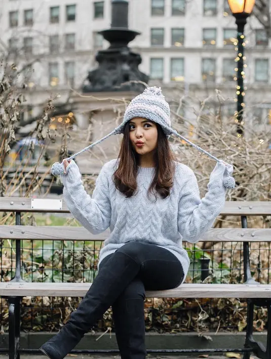 Meski usianya sudah dewasa, namun paras Tasya ini tetap terlihat imut. Dengan memakai baju hangat berbahan rajutan ini, Tasya pun juga mengenakan kupluk yang warnanya senada dan berbahan rajutan juga. (Instagram/tasyakamila)