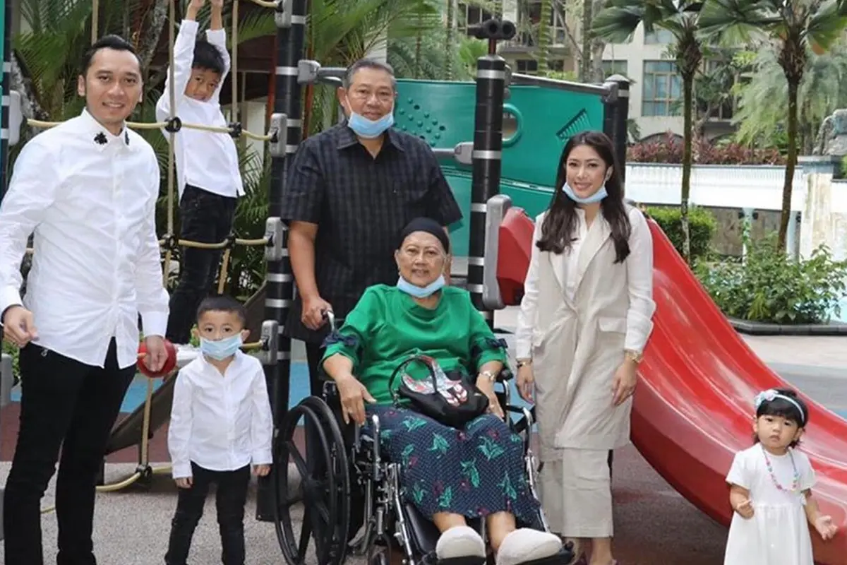 Ani Yudhoyono dan Cucu