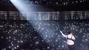 Dirinya juga turut membagikan berbagai momen saat konser berlangsung. Dalam unggahan foto di akun Instagram terlihat pula ribuan penggemar yang memenuhi arena konser tersebut. (Liputan6.com/IG/@afgan__)