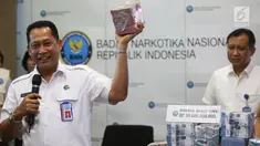Kepala BNN Komjen Budi Waseso menunjukkan barang bukti hasil tindak pidana pencucian uang (TPPU) kasus narkoba di BNN, Jakarta, Selasa (13/6). BNN mengungkap kasus TPPU dengan total aset Rp 39 miliar dari kedua kasus berbeda. (Liputan6.com/Yoppy Renato)