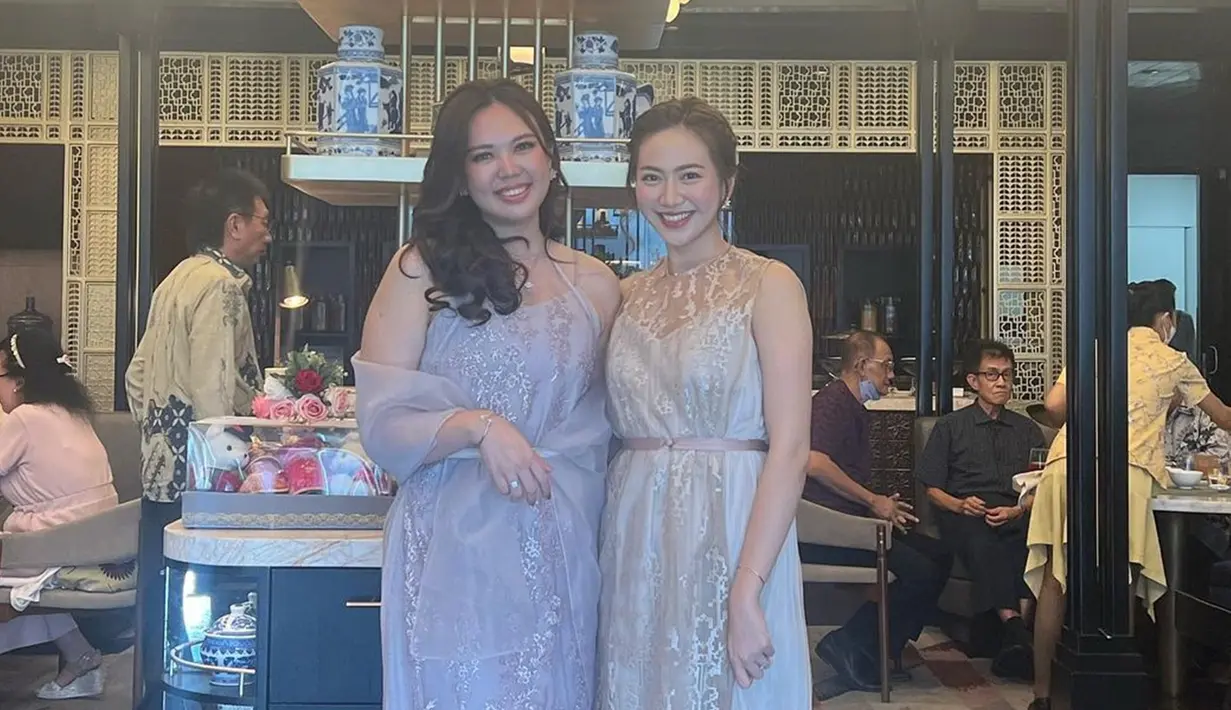 Shania Junianatha dan Bella Julianatha sering habiskan waktu berdua dengan liburan. Adiknya merupakan mantan anggota JKT48, Bella tentunya dikenal oleh teman-teman Shanju dan penggemar penyanyi kelahiran 1998 itu. Dalam foto ini kenakan baju kebaya selaras sembari pamer senyum, kakak adik ini makin kompak satu sama lainnya. (Liputan6.com/IG/@shanju)
