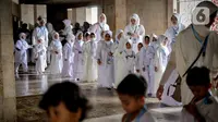 Murid TK jalan berbaris saat mengikuti edukasi manasik haji anak di Masjid At-Tin, Jakarta, Selasa (28/2/2023). Manasik haji yang diikuti puluhan murid TK se-Kecamatan Pasar Rebo tersebut dalam rangka mengenalkan rukun Islam kelima yakni ibadah haji serta tata cara melaksanakannya kepada anak sejak usia dini. (Liputan6.com/Faizal Fanani)