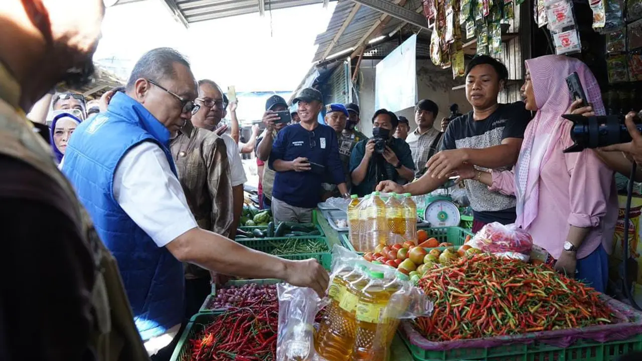 Menteri Perdagangan (Mendag) Zulkifli Hasan melakukan kunjungan memantau harga kebutuhan pokok (bapok) di Pasar tradisional Pa'baeng-baeng, Makassar, Sulawesi Selatan atau Sulsel, Minggu, (6/11/2022).