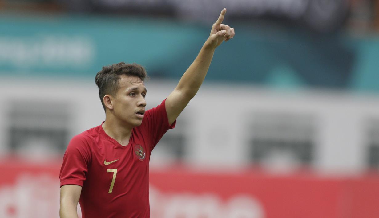 Egy Maulana Vikri. Penggawa Lechia Gdansk ini sangat diandalkan Timnas Indonesia di lini tengah. Ia dapat menjadi pemecah kebuntuan saat timnas kesulitan membongkar pertahanan lawan. Satu gol dan perannya dalam proses gol Adam Alis menjadi bukti saat kontra Afghanistan. (Bola.com/M Iqbal Ichsan)