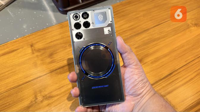 Bentuk belakang Redmagic 11 Pro dengan cincin liquid cooling aktif pertama di smartphone. (Liputan6.com/ Yuslianson)