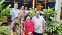 Calon Wakil Gubernur DKI Jakarta, Rano Karno menyambangi Putra sulung Bung Karno, Guntur Soekarnoputra di kediamannya di kawasan Kemang, Jakarta Selatan, Kamis (12/9/2024). (Liputan6.com/Delvira Hutabarat)