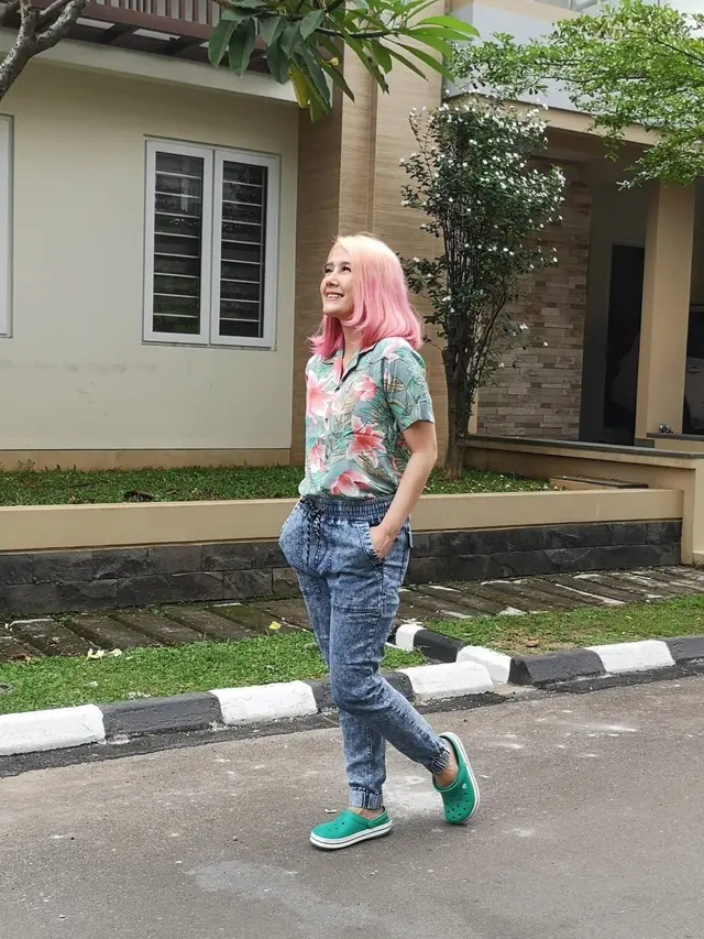 6 Potret Terbaru Ardina Rasti dengan Warna Rambut Pink, Bikin Pangling