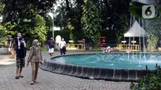 Warga menikmati kembali suasana ruang terbuka hijau Taman Suropati, Jakarta, Sabtu (23/10/2021). Pemerintah Provinsi DKI Jakarta kembali membuka 59 Ruang Terbuka Hijau (RTH) yang ditutup karena pandemi Covid-19. (Liputan6.com/Helmi Fithriansyah)