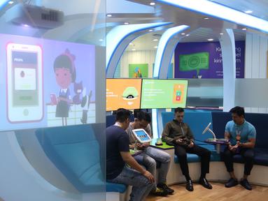 Nasabah memanfaatkan layanan digital Banking BTPN bernama Jenius di Jakarta, Jumat (26/1). Di tengah pesatnya perkembangan teknologi, perbankan semakin gencar mengembangkan layanan berbasis digital. (Liputan6.com/Angga Yuniar)