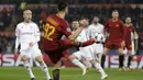 Striker AS Roma, El Shaarawy, melepaskan tendangan saat melawan Qarabag pada laga Liga Champions di Stadion Olimpico, Roma, Rabu (6/12/2017). AS Roma Menang 1-0 atas Qarabag. (AP/Alessandra Tarantino)