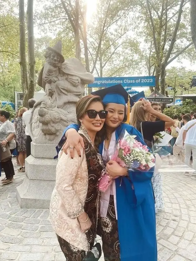 7 Potret Wisuda Zahwa Massaid, Putri Reza Artamevia di New York