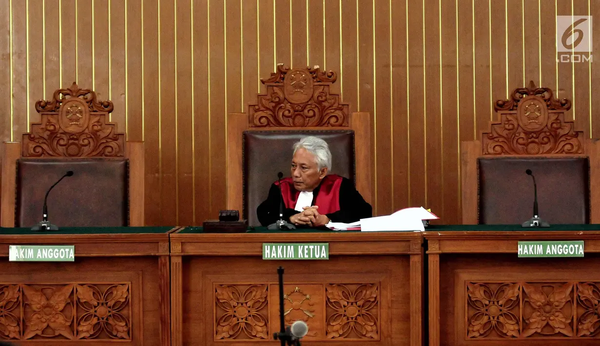 Hakim tunggal praperadilan, Cepi Iskandar memimpin sidang gugatan praperadilan di PN Jakarta Selatan, Senin (25/9). Dalam sidang ini Tim Biro Hukum KPK menyampaikan bukti-bukti keterlibatan Novanto di perkara e-KTP. (Liputan6.com/Helmi Afandi)