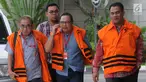 Anggota DPRD Kalimantan Tengah Borak Milton (kiri), Punding LH Bangkan (tengah), Edy Rosada (kanan) tiba di Gedung KPK, Jakarta, Rabu (19/12). Ketiganya diperiksa sebagai tersangka dugaan suap limbah sawit di Danau Sembuluh. (Merdeka.com/Dwi Narwoko)