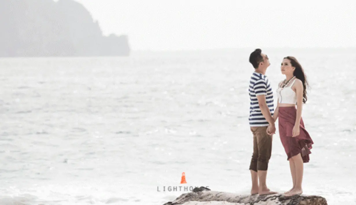 Tak hanya memamerkan kemesraan, beberapa pemandangan indah pun turut menjadi background pada sesi foto pre-wedding mereka. (menaralighthouse.com)