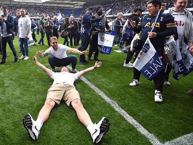 Suporter tumpah ruah usai laga Tottenham melawan Manchester United di stadion White Hart Lane, (14/05/2017). Pertandingan tersebut merupakan laga terakhir di White Hart Lane setelah 118 tahun menempati stadion tersebut. EPA/Facundo Arrizabalaga