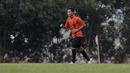 Pemain Persija Jakarta, Evan Dimas, melakukan latihan di Lapangan Sutasoma, Jakarta, Rabu(28/1/2020). Gelandang Timnas Indonesia ini menjalani latihan terpisah karena masih pemulihan cedera. (Bola.com/M Iqbal Ichsan)