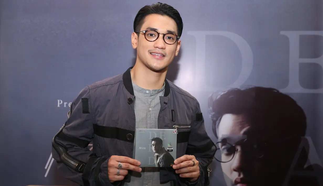 "Pastilah (minta jodoh), maksudnya saya mau banget-lah untuk menikah, punya keluarga. Itu salah satu impian terbesar saya juga yang belum tercapai. Pastinya saya minta doa itu juga," ucap Afgan di Kemang, Rabu (28/2/2018). (Nurwahyunan/Bintang.com)