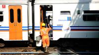 Petugas bersiap membersihkan gerbong kereta di Stasiun Senen, Jakarta, Jumat (9/6). Jelang arus mudik Lebaran 2017, PT KAI melakukan perawatan gerbong kereta api yang akan digunakan untuk mengangkut pemudik. (Liputan6.com/Helmi Fithriansyah)