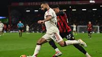 Pemain Liverpool, Mohamed Salah, berduel dengan pemain Bournemouth pada pertandingan Liga Inggris di Vitality Stadium, Minggu (25/1/2025) dini hari WIB. (Glyn KIRK / AFP)