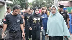 Calon Wakil Gubernur DKI nomor urut 1,  Sylviana Murni saat mengunjungi Jalan Famili, Jagakarsa, Jakarta Selatan, Kamis (5/1). Dalam kunjungannya tersebut, Sylviana berdialog dan mendengarkan keluhan warga. (Liputan6.com/Yoppy Renato)