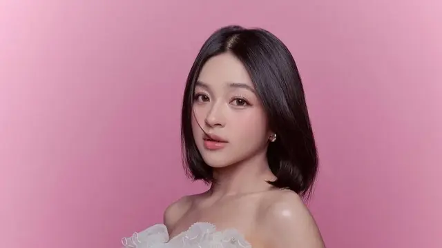 Eca Aura Ulang Tahun ke-24 dengan dress putih dengan look seksi. [@elsaajapasal]