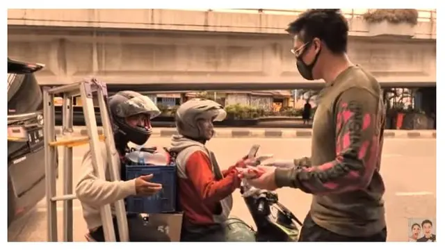 7 Momen Baim Wong Bagi-Bagi Masker, Tuai Pujian