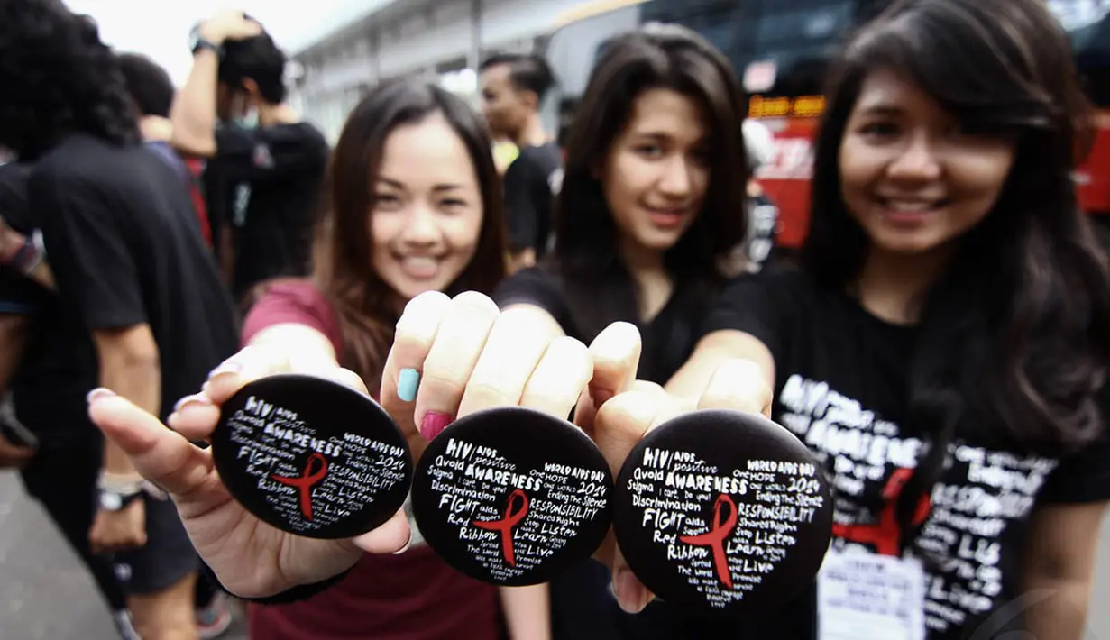 Aksi yang dilakukan aktivis tim peduli aids (TPA) Universitas Atma Jaya ini untuk memperingati hari ADIS se-dunia yang jatuh tiap 1 Desember, Jakarta, Minggu (30/11/2014). (Liputan6.com/Faizal Fanani) 