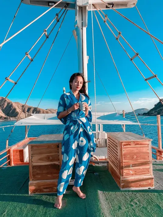 "Sebenernya udah dari tahun lalu saya udah rencana bikin brand sendiri. Lalu yang pertama keluar sebenernya bukan hand sanitizer tapi pas mau launching dihajar pandemi ya harus ada plan B, harus pinter-pinter," jelasnya. (Instagram/kiranalarasati)