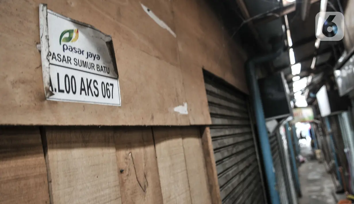 Aktivitas pedagang di Pasar Sumur Batu, Kemayoran, Jakarta, Rabu (8/7/2020). Para pedagang di Pasar Sumur Batu memilih menutup kiosnya lantaran untuk menghindari tes usap atau Swab Test Covid-19 yang dilakukan secara mendadak oleh Puskemas Kecamatan Kemayoran. (merdeka.com/Iqbal S. Nugroho)