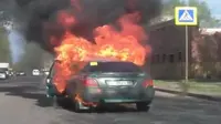 Begitu mulai menyalakan rokok, kobaran api besar langsung melahap seluruh bagian mobil