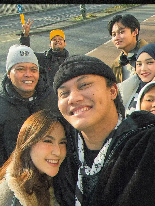 Kebahagiaan pun nampak jelas di wajah Mahalini, Rizky Febian dan keluarganya di momen ini. Selamat berlibur! [Foto: Instagram/rizkyfbian]