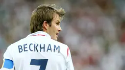 Salah satu penampilan yang selalu memikat dari pria asal Inggris ini adalah gaya rambutnya. Pada masanya gaya rambut Beckham sering menjadi tren anak muda kala itu. (AFP/Valery Hache)