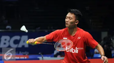 Pebulutangkis tunggal putra Indonesia, Ihsan Maulana saat akan mengembalikan bola ke arah pemain Perancis, Brice Leverdez di penyisihan BCA Indonesia Open 2016, Jakarta, Rabu (1/6/2016). Ihsan unggul 21-11, 21-14. (Liputan6.com/Helmi Fithriansyah)